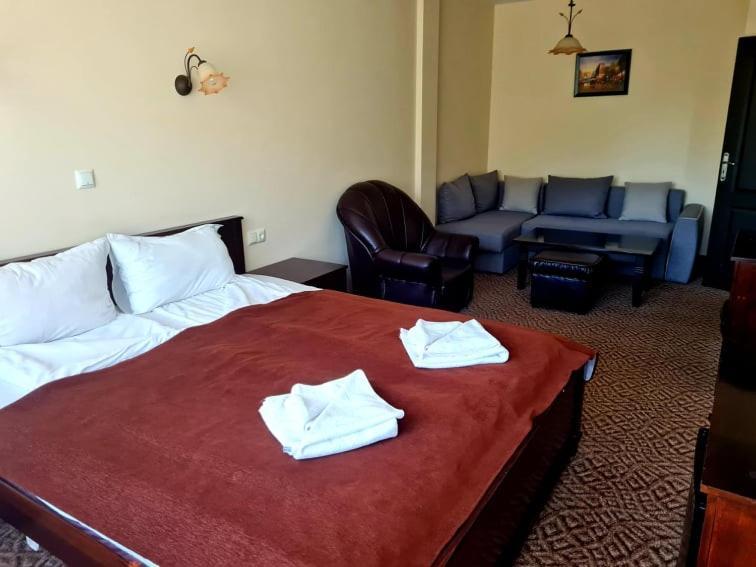 Family Hotel Bela Tryavna Esterno foto